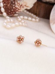 Pierres de Jade Pozłacane kolczyki-wkrętki z perłami rozmiar: onesize. Brązowe kolczyki damskie Pierres de Jade, z perłą, pozłacane. Za 39.99 zł.