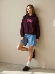 Bluza hoodie z napisem - czerwony. Czerwone bluzy damskie Sinsay, l, bez wzorów, bez kaptura. Za 49.99 zł.