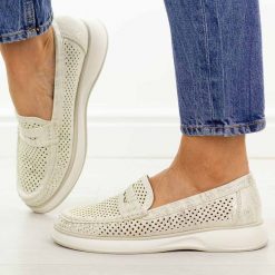 Beżowe ażurowe mokasyny damskie Sergio Leone Mk098H. Brązowe mokasyny damskie Sergio Leone, na lato, z jeansu, z okrągłym noskiem, bez obcasa. Za 149.00 zł.