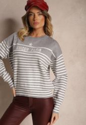 Szary Sweter z Bawełną Ozdobiony Haftowanym Napisem i Paskami Zeanika. Szare swetry klasyczne damskie Renee, z bawełny, bez kołnierzyka. Za 79.99 zł.