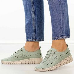 Miętowe ażurowe skórzane półbuty damskie T.Sokolski 4001. Zielone półbuty damskie Sokolski, na jesień, w ażurowe wzory, z jeansu, z okrągłym noskiem, bez obcasa, na płaskiej podeszwie, bez zapięcia. Za 259.00 zł.