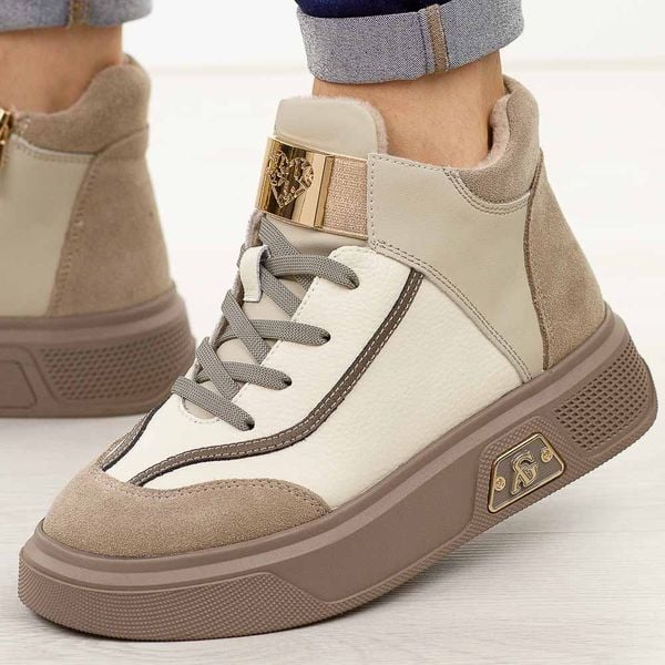 Beżowe skórzane botki damskie Cambell 19357. Brązowe botki damskie Cambell, na jesień, z jeansu, eleganckie, z okrągłym noskiem, bez obcasa, na platformie, bez zapięcia. W wyprzedaży za 255.20 zł.