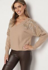 Ciemnobeżowy Sweter w Stylu Nietoperza z Cyrkoniami i Cekinami Nevalithia. Brązowe swetry klasyczne damskie Born2be, bez kołnierzyka. Za 129.99 zł.