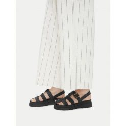 Sandały Beverly Hills Polo Club. Czarne sandały damskie Beverly Hills Polo Club, bez wzorów, bez obcasa, na płaskiej podeszwie, bez zapięcia. Za 167.99 zł.