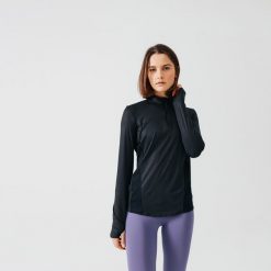Koszulka do biegania z długim rękawem damska Kiprun Run 100 Dry. Czarne koszulki damskie KALENJI, s, bez wzorów, z bawełny, bez kołnierzyka, bez ramiączek. W wyprzedaży za 59.99 zł.