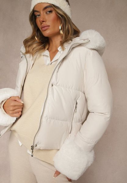 Biała Kurtka z Pikowanymi Przeszyciami i Futerkowymi Zdobieniami Olindea. Białe kurtki damskie Renee, l, z aplikacjami, z jeansu, bez kaptura. Za 159.99 zł.