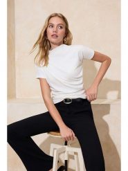 Trendyol Bluzka w kolorze kremowym rozmiar: M. Brązowe bluzki damskie Trendyol, m, bez wzorów, z bawełny, bez kołnierzyka, bez ramiączek. Za 30.99 zł.