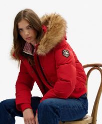 Superdry Kurtka bomber Everest z kapturem slim z poliestru z recyklingu. Czerwone kurtki damskie Superdry, bez wzorów, z materiału, z kapturem. Za 535.50 zł.