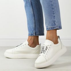 Białe skórzane półbuty damskie Vinceza 72300. Białe półbuty damskie VINCEZA, na jesień, bez wzorów, z jeansu, z okrągłym noskiem, bez obcasa, bez zapięcia. Za 209.00 zł.