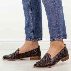 Bordowe ażurowe skórzane Polskie półbuty damskie Deoni d043. Czerwone półbuty damskie Deoni, na lato, w ażurowe wzory, ze skóry, bez obcasa, na płaskiej podeszwie, bez zapięcia. Za 429.00 zł.