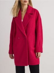 Krótki płaszcz boucle - intensywny róż. Czerwone płaszcze damskie Reserved, l, bez wzorów, z tkaniny, bez kaptura. W wyprzedaży za 159.99 zł.