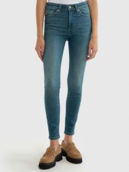 Jeansy damskie push up z wysokim stanem niebieskie Melinda High Waist 327. Niebieskie jeansy damskie Big Star, bez wzorów, z jeansu, z podwyższonym stanem. W wyprzedaży za 229.99 zł.