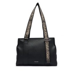 Torebka Calvin Klein. Czarne torebki klasyczne damskie Calvin Klein, bez dodatków. Za 649.99 zł.