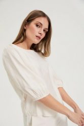 Koszula z bufiastymi rękawami kremowa. Białe koszule damskie MOODO, l, bez wzorów, z poliesteru, bez kołnierzyka, bez ramiączek. Za 99.99 zł.