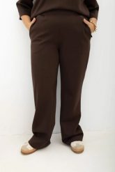 Spodnie na gumce z prostą nogawką i kieszeniami Simple Routine czekoladowe Plus Size Oversize. Brązowe spodnie materiałowe damskie Moda Size Plus Iwanek, bez wzorów, z bawełny, krótkie. Za 189.90 zł.
