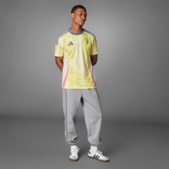 Koszulka piłkarska ADIDAS Juventus wyjazdowa sezon 24/25. Bluzki damskie Adidas, s, bez wzorów, bez kołnierzyka, bez ramiączek. Za 469.99 zł.