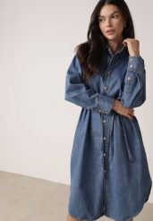 Niebieska Koszulowa Sukienka Jeansowa z Bawełną Ozdobiona Paskiem Carenatesa. Niebieskie sukienki damskie Born2be, bez wzorów, z bawełny, klasyczne, bez ramiączek. Za 139.99 zł.