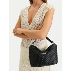 Torebka MEXX. Czarne torebki klasyczne damskie Mexx, bez dodatków. Za 189.99 zł.