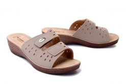 INBLU GL-52 002 beżowy, klapki damskie. Brązowe klapki damskie Inblu, bez wzorów, bez obcasa, na koturnie, bez zapięcia. Za 77.99 zł.