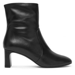 Botki Stuart Weitzman. Czarne botki damskie Stuart Weitzman, bez obcasa, na słupku, bez zapięcia. Za 2,769.00 zł.