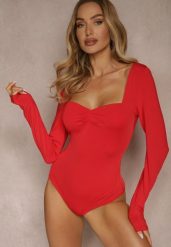Czerwone Body Longsleeve z Wiskozą z Ozdobnym Marszczeniem Ninaviria. Czerwone body i gorsety Renee, bez wzorów, z jeansu. Za 79.99 zł.