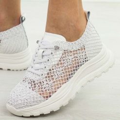 Białe przewiewne półbuty damskie Vinceza 66726. Białe półbuty damskie VINCEZA, na lato, w ażurowe wzory, z jeansu, bez obcasa, na płaskiej podeszwie, bez zapięcia. Za 219.00 zł.