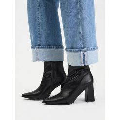 Botki DeeZee. Czarne botki damskie DeeZee, bez obcasa, na słupku, bez zapięcia. Za 179.99 zł.