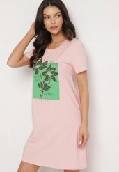 Różowa Bawełniana Sukienka o Kroju Typu T-shirt Zdobiona Nadrukiem Nevolira. Czerwone sukienki damskie Born2be, z aplikacjami, z bawełny, eleganckie, bez ramiączek. Za 69.99 zł.