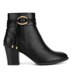 Botki Clara Barson. Czarne botki damskie Clara Barson, bez obcasa, na słupku, bez zapięcia. Za 169.99 zł.