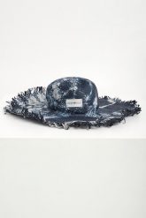 Kapelusz damski EMPORIO ARMANI. Kapelusze damskie Emporio Armani, bez wzorów. W wyprzedaży za 544.62 zł.