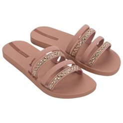 Klapki Ipanema Chic Slide Fem 83707 BE141 różowe. Czerwone klapki damskie bez wzorów, z materiału, bez obcasa, bez zapięcia. Za 171.55 zł.