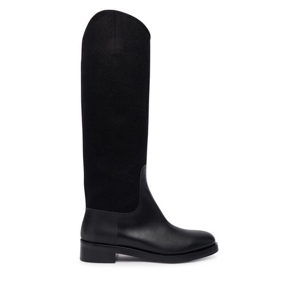 Oficerki Max Mara. Czarne kozaki damskie Max Mara, bez obcasa, na płaskiej podeszwie, bez zapięcia. Za 3,319.00 zł.