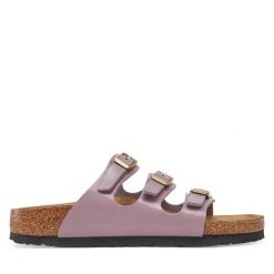 Klapki Birkenstock. Fioletowe klapki damskie Birkenstock, bez wzorów, bez obcasa, bez zapięcia. Za 309.99 zł.