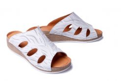 COMFORTABEL 700579-03 weiss, klapki damskie. Szare klapki damskie Comfortabel, bez wzorów, ze skóry, bez obcasa, na koturnie, bez zapięcia. Za 215.94 zł.