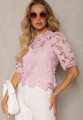 Różowa Bluzka ze Stójką z Ażurowej Koronki Nariras. Czerwone bluzki damskie Renee, m, z aplikacjami, z jeansu, bez kołnierzyka, bez ramiączek. Za 89.99 zł.