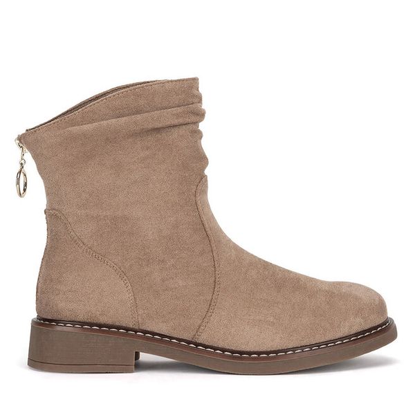 Botki Clara Barson. Brązowe botki damskie Clara Barson, bez obcasa, na płaskiej podeszwie, bez zapięcia. Za 149.99 zł.