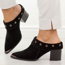 Czarne skórzane klapki damskie na obcasie mule DiA 3059. Czarne klapki damskie DiA, bez wzorów, z jeansu, bez obcasa, na obcasie, bez zapięcia. Za 419.00 zł.