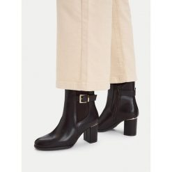 Botki JENNY. Brązowe botki damskie Jenny, bez obcasa, na słupku, bez zapięcia. Za 179.99 zł.
