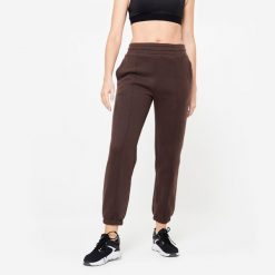 Spodnie dresowe damskie Domyos Gym & Pilates. Czerwone spodnie dresowe damskie DOMYOS, bez wzorów, z bawełny. W wyprzedaży za 79.99 zł.