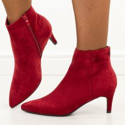 Czerwone botki damskie Sergio Leone Bt65. Czerwone botki damskie Sergio Leone, na jesień, z jeansu, eleganckie, ze szpiczastym noskiem, bez obcasa, na szpilce, bez zapięcia. Za 239.00 zł.