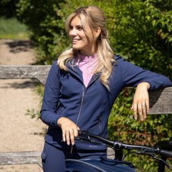 Damska kurtka jeździecka zapinana na zamek Harry's Horse Denici. Niebieskie kurtki damskie HARRYS HORSE, m, z aplikacjami, z elastanu, z kapturem. Za 365.50 zł.