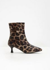 Botki. Brązowe botki damskie bonprix, bez obcasa, bez zapięcia. Za 149.99 zł.