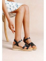 Foreverfolie Sandały w kolorze czarnym na koturnie rozmiar: 38. Czarne sandały damskie Foreverfolie, bez wzorów, z otwartym noskiem, bez obcasa, na koturnie, bez zapięcia. Za 117.99 zł.