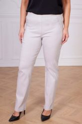 Popielate spodnie Nilda z prostą nogawką wysoki stan PLUS SIZE XXL. Szare spodnie materiałowe damskie Nasi partnerzy, bez wzorów, z elastanu, krótkie. Za 159.90 zł.