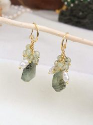 L'Atelier de Gaia Pozłacane kolczyki z prehnitami i perłami rozmiar: onesize. Białe kolczyki damskie L'Atelier de Gaia, z perłą, pozłacane, z zapięciem typu bigiel. Za 79.03 zł.