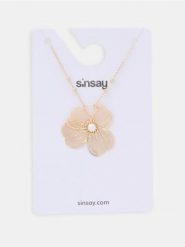 Naszyjnik z zawieszką w kształcie kwiata - złoty. Żółte naszyjniki damskie Sinsay, złote. Za 12.99 zł.