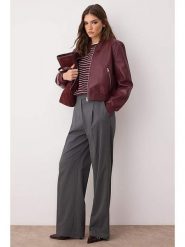 Trendyol Kurtka w kolorze bordowym ze skóry syntetycznej rozmiar: XS. Czerwone kurtki damskie Trendyol, xs, bez wzorów, ze skóry, bez kaptura. Za 116.45 zł.