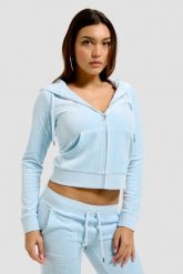 JUICY COUTURE Błękitna damska bluza Robertson Hoodie. Niebieskie bluzy damskie Juicy Couture, s, bez wzorów, bez kaptura. W wyprzedaży za 284.99 zł.