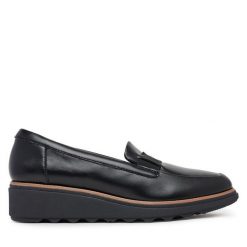 Półbuty Clarks. Czarne półbuty damskie Clarks, bez wzorów, bez obcasa, na koturnie, bez zapięcia. Za 279.99 zł.