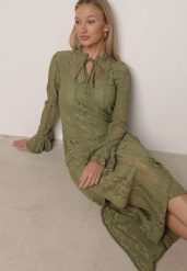 Zielona Koronkowa Sukienka o Taliowanym Kroju z Wiązaniem przy Dekolcie Nevellirae. Zielone sukienki damskie Born2be, bez wzorów, z koronki, eleganckie, bez ramiączek. Za 169.99 zł.